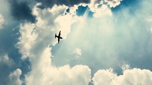 一架飞机在空中厚厚的云层之下飞行 · 免费素材视频