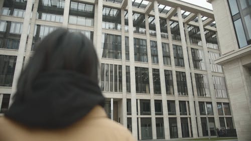 站在建筑物外面环顾四周的女人 · 免费素材视频