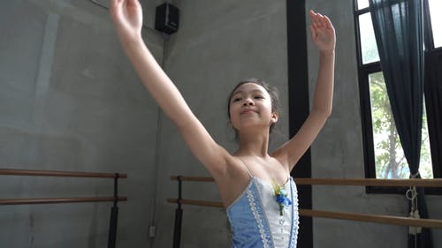 蓝色芭蕾舞短裙练习芭蕾的女孩 · 免费素材视频