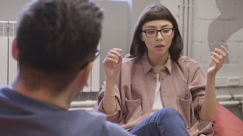 一个女人和一个男人说话的手势强调 · 免费素材视频