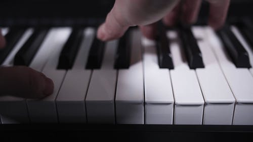 有关弹钢琴, 手, 特写的免费素材视频