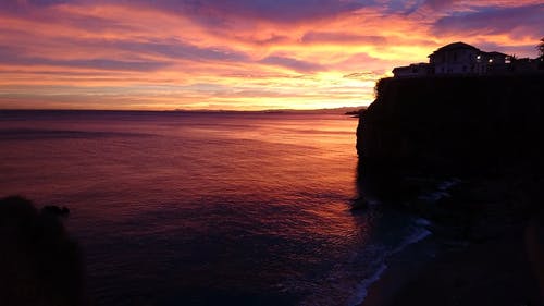 海浪亲吻岸边 · 免费素材视频