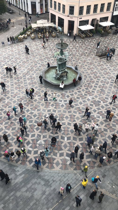 人群聚集在展示喷泉的广场 · 免费素材视频