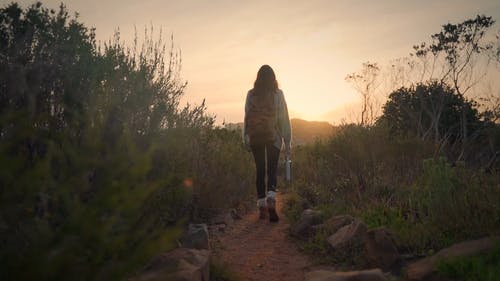 有关在日落时走的女人, 女人走路, 户外探险的免费素材视频