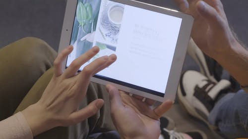 人们使用电子智能垫 · 免费素材视频