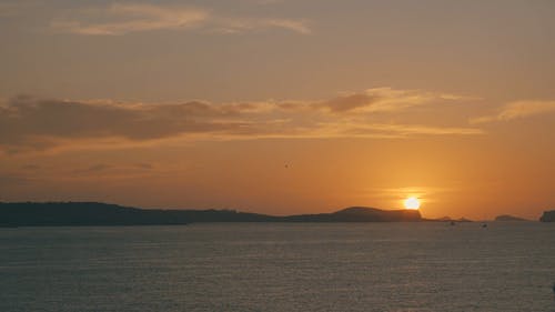 夕阳背后山的景色 · 免费素材视频