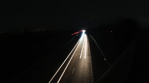 游戏中时光倒流模式下夜间行驶的车辆的轻条纹 · 免费素材视频