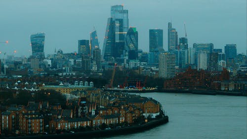 泰晤士河畔的伦敦城市建筑的高角度视频 · 免费素材视频