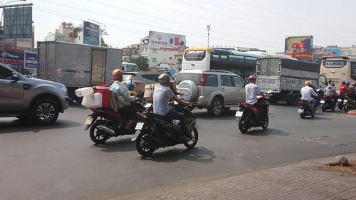 车辆行驶和道路上的交通流量 · 免费素材视频