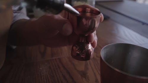 调酒师用鸡尾酒搅拌器混合鸡尾酒饮料 · 免费素材视频
