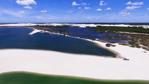 大海和沙滩的风景秀丽的无人机画面 · 免费素材视频