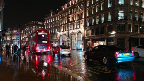 等待公交车来 · 免费素材视频