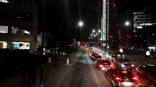 晚上在伦敦繁忙的街道上的车辆交通 · 免费素材视频