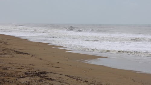 海浪冲到岸边 · 免费素材视频