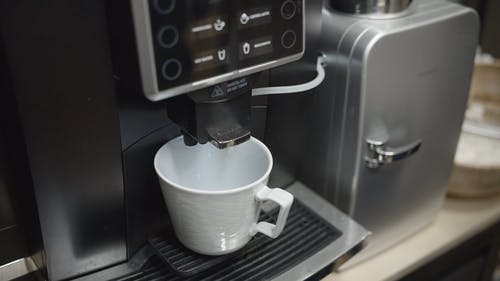 从速溶咖啡机分配器装满杯子 · 免费素材视频