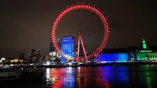 城市滨水区与五颜六色的灯光照明 · 免费素材视频