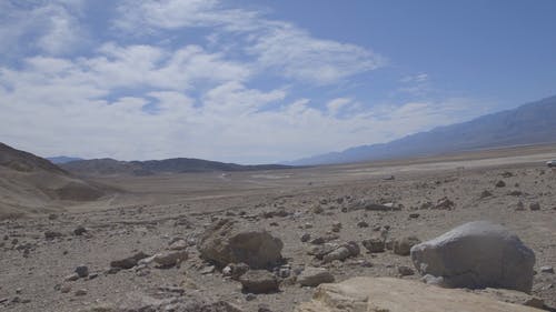 穿越沙漠之路的机动车 · 免费素材视频