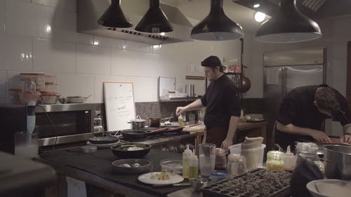 一群厨师忙着在餐厅厨房工作 · 免费素材视频