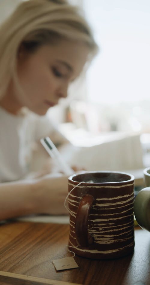 有关功课, 坐, 女孩的免费素材视频