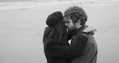 一对夫妇在甜蜜的拥抱中互相掩饰甜蜜 · 免费素材视频