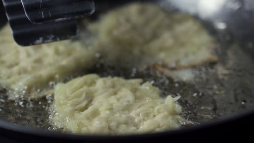 在食用油中油炸马铃薯煎饼 · 免费素材视频