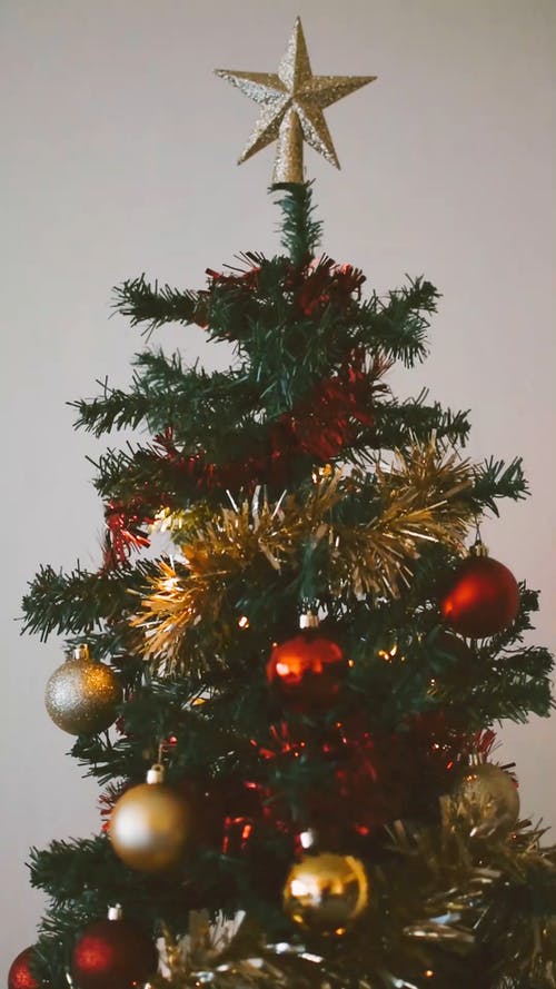 圣诞树上的圣诞饰品装饰 · 免费素材视频