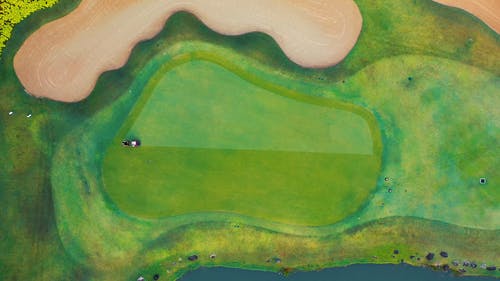 一个人在做高尔夫球场草坪的鸟瞰图 · 免费素材视频