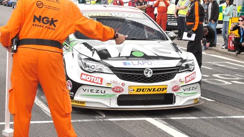 一辆赛车的慢动作镜头 · 免费素材视频