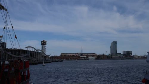 进出港口的摩托艇 · 免费素材视频