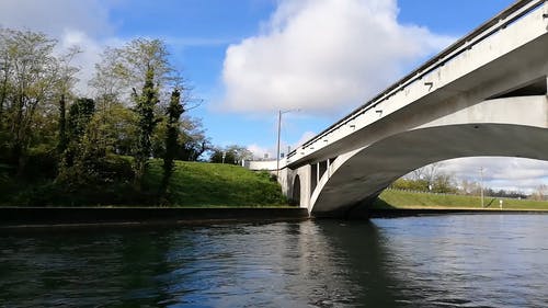 横跨河道的混凝土桥 · 免费素材视频