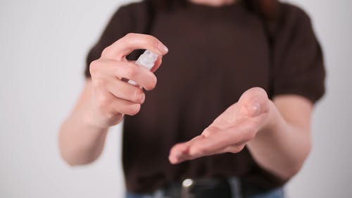 有关人, 冠状病毒, 喷雾瓶的免费素材视频