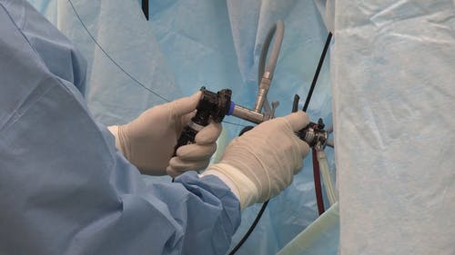 一名在医院中使用现代工具和设备的医生 · 免费素材视频