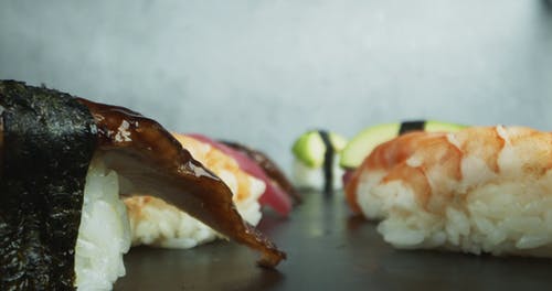 一盘混合寿司饭的服务 · 免费素材视频