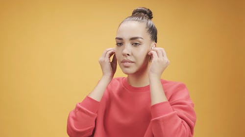 一个女人听音乐 · 免费素材视频