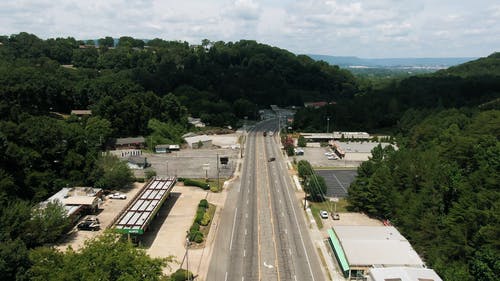 路上的一个小镇的无人机画面 · 免费素材视频