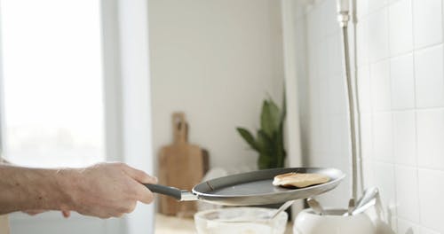 翻转煎饼的男人 · 免费素材视频