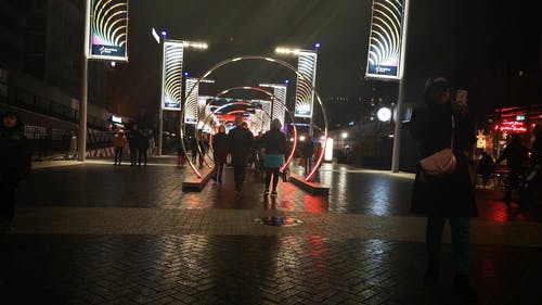 人们走在温布利灯隧道节灯 · 免费素材视频