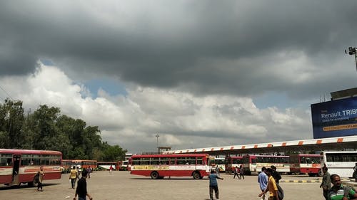 印度新德里的一个繁忙的汽车站 · 免费素材视频