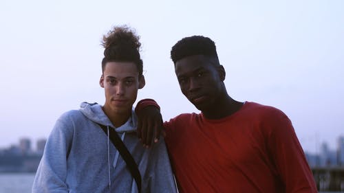 两个年轻人的画像 · 免费素材视频