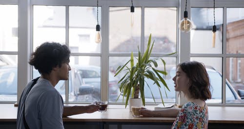 两人在喝咖啡时互相交谈 · 免费素材视频