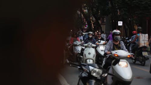 在慢动作中路过的车辆和人的街道的画面 · 免费素材视频