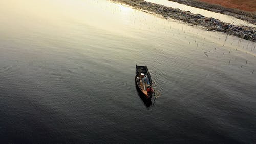一个人和他的船独自旅行的无人机画面 · 免费素材视频