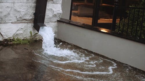 有关倾盆大雨, 出来, 压力的免费素材视频