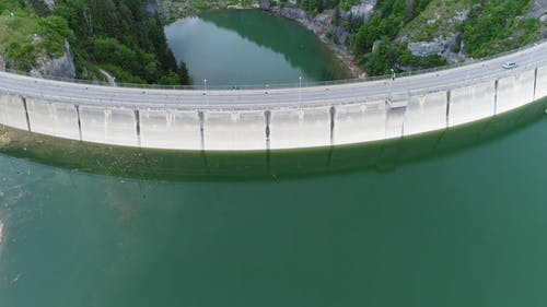 水坝墙用作行进道路 · 免费素材视频
