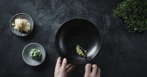 将绿色酱涂在碗上作为菜 · 免费素材视频