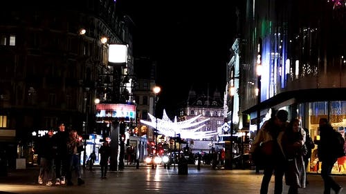 圣诞节季节晚上伦敦繁忙的街道 · 免费素材视频