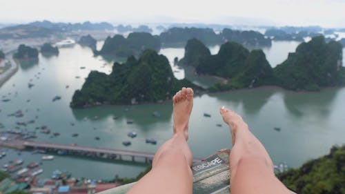 一个女人的脚在悬崖顶上晃来晃去 · 免费素材视频