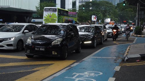 卡在交通中的汽车 · 免费素材视频