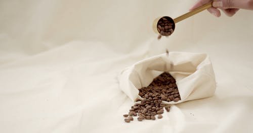 为食物摄影准备的新鲜咖啡豆 · 免费素材视频