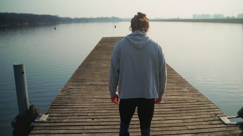 有关家伙, 后背, 平静的水的免费素材视频